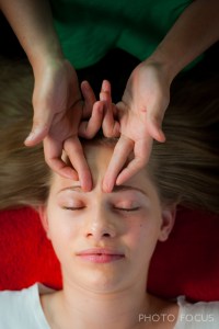 μασαζ κεφαλής σε κοπέλα